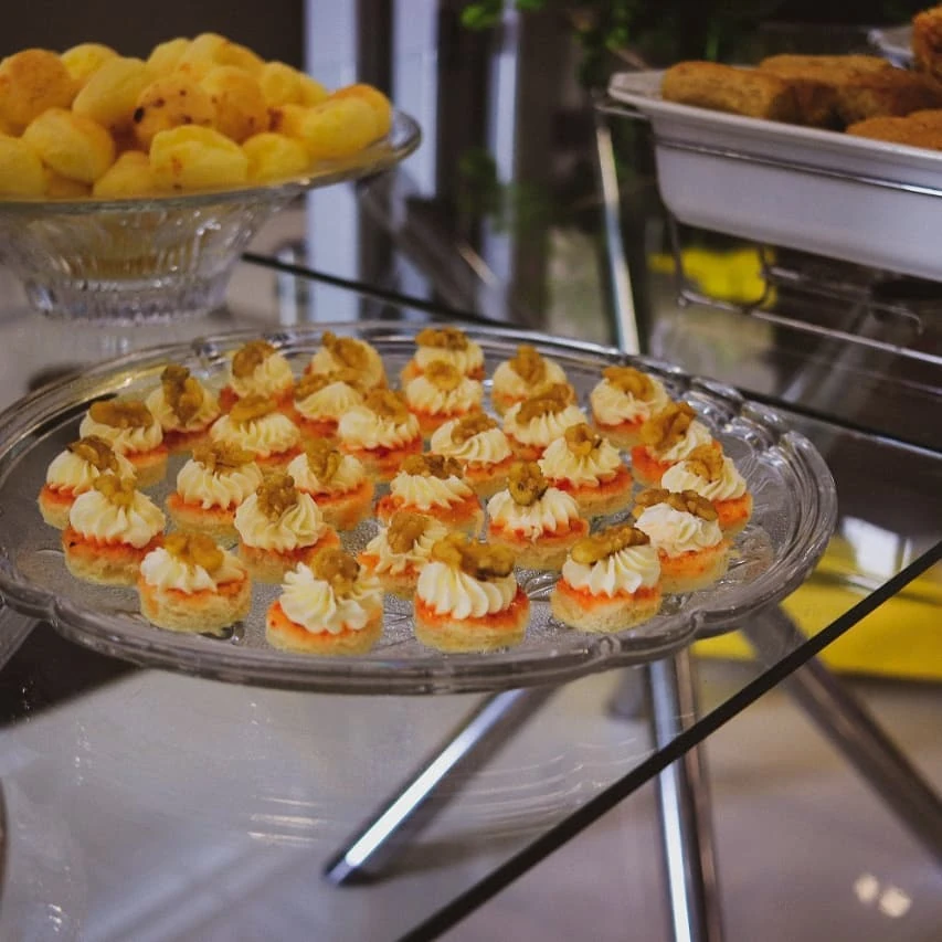 Canapés com creme e nozes servidos em bandeja