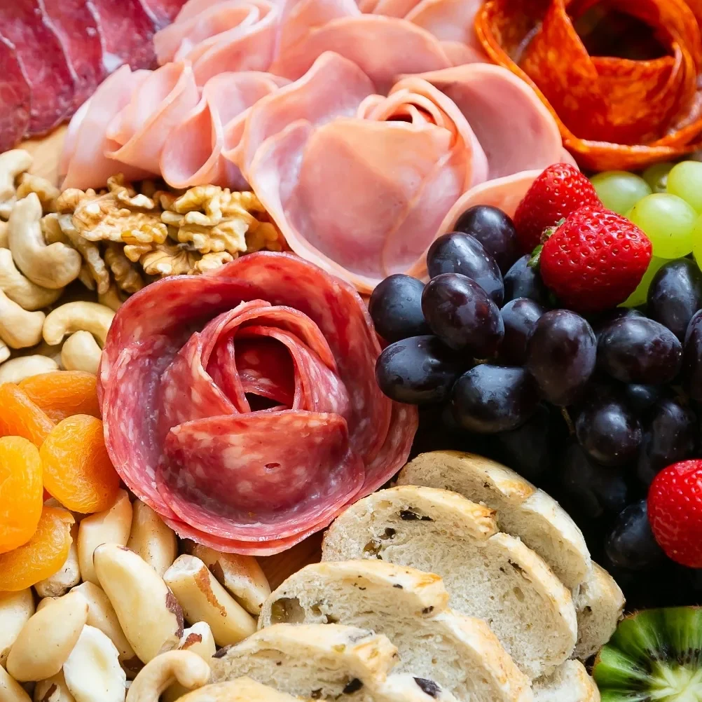 Mesa de frios e frutas preparada para uma celebração